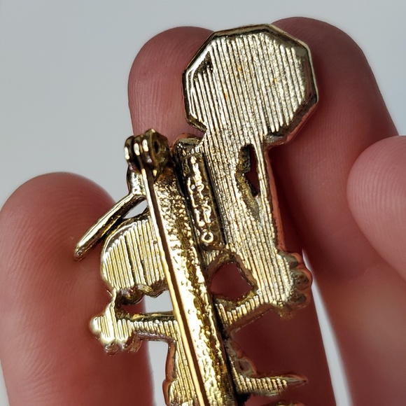 Crossing guard snoopy pin - Picture 3 of 5